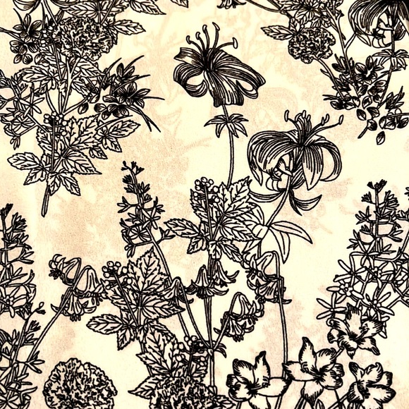 Banana Republic Black/White Floral Patterned Top - Size S! - Picture 6 of 7